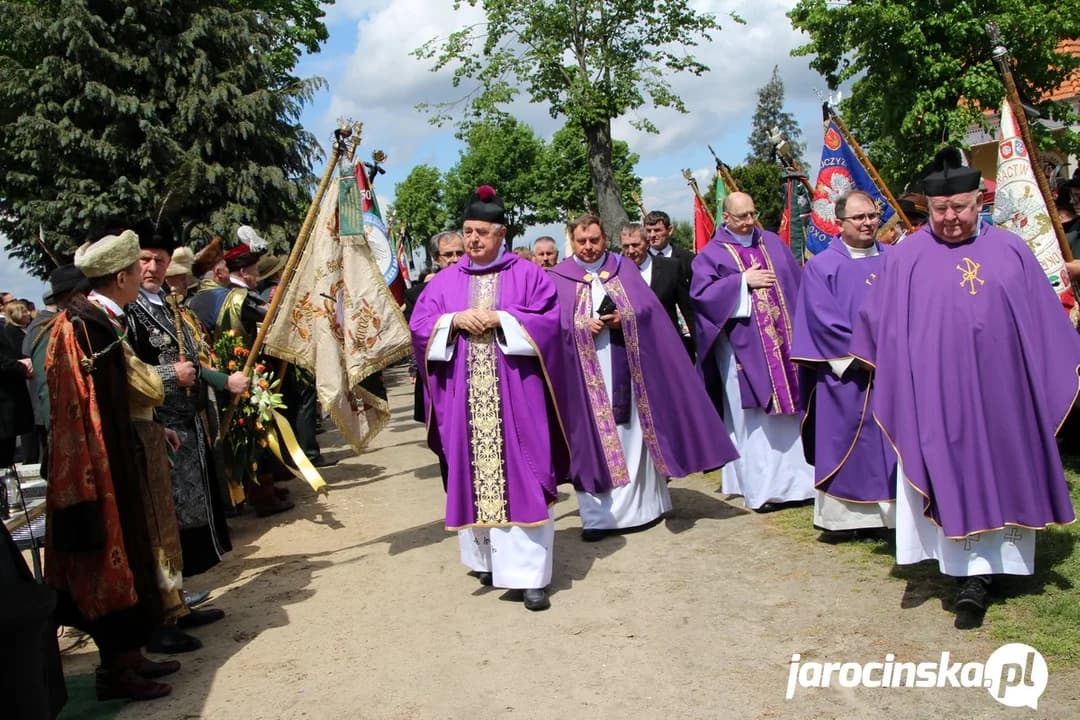 Zmarły przez całe życie był związany z Ziemią Pleszewską, spoczął na cmentarzu parafialnym w Witaszycach