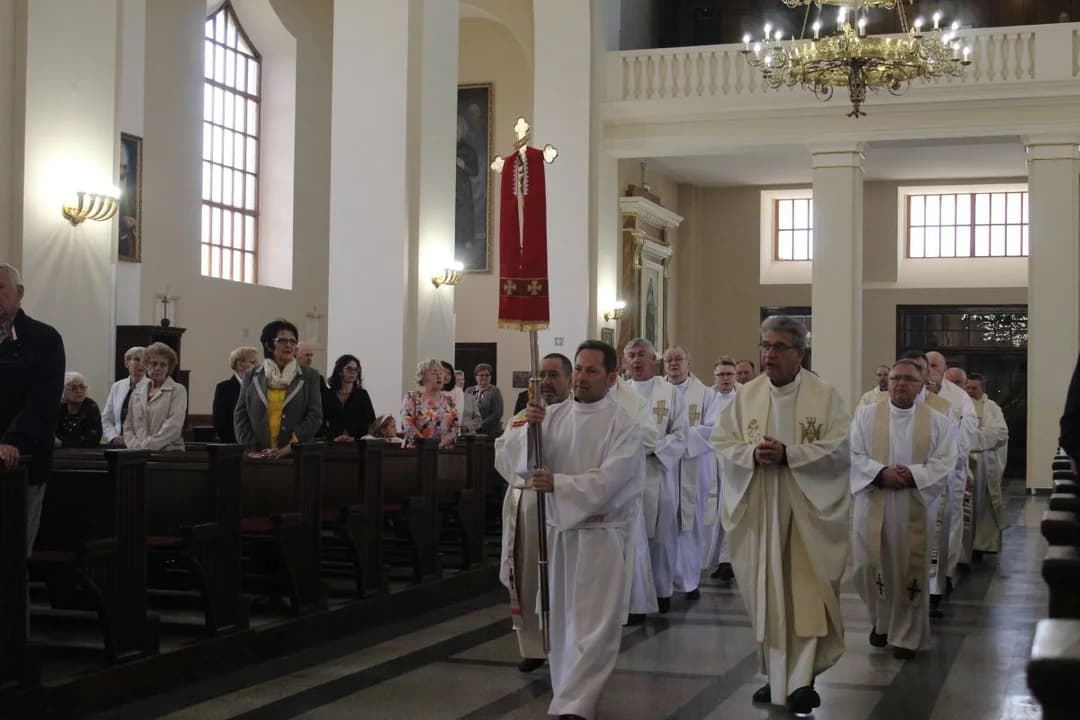 Ksiądz kanonik Rafał Sobieraj świętował 33. rocznicę święceń w Jarocinie z kolegami z rocznika [ZDJĘCIA]