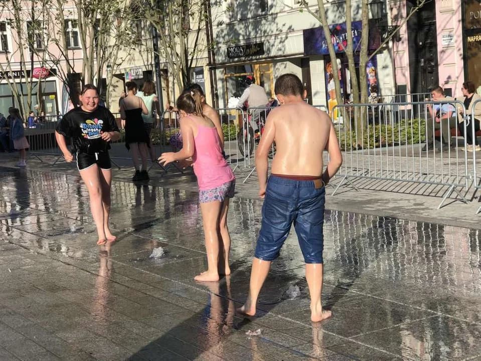 Kąpiel w fontannie na jarocińskim Rynku — zdjęcie 1 z 6