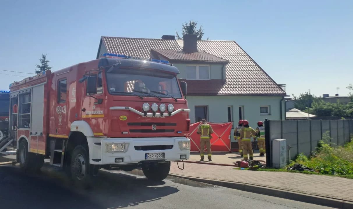 Do tragicznego zdarzenia doszło w Koźminie Wielkopolskim. W jednym z budynków jednorodzinnych wybuchł pożar. Znajdująca się w nim osoba nie przeżyła.