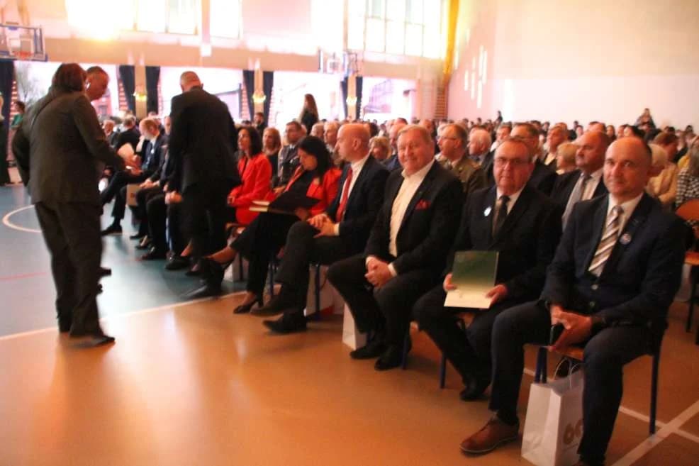 Uroczystości jubileuszowe Zespołu Szkół Ponadpodstawowych nr 2 w Jarocinie — zdjęcie 6 z 226