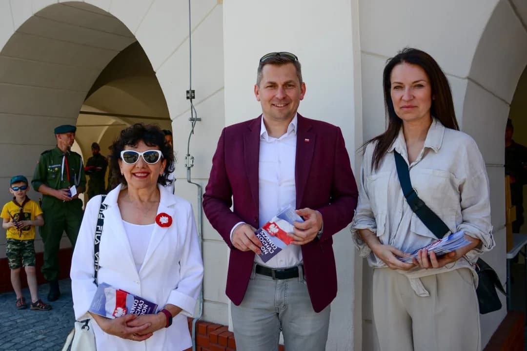 Biało-czerwony happening z ciastkami na rynku. Dzień Flagi w Jarocinie [ZDJĘCIA] — zdjęcie 5 z 32