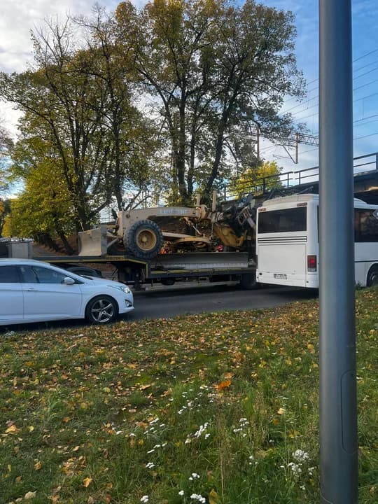 Ciężarówka ze sprzętem budowlanym utknęła pod wiaduktem w Jarocinie [ZDJĘCIA] — zdjęcie 3 z 5