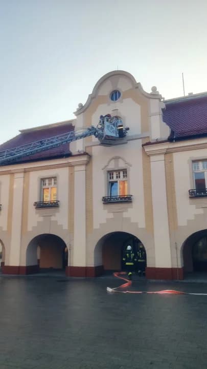 Strażacy błyskawicznie przystąpiłi do gaszenia pożaru — zdjęcie 4 z 27