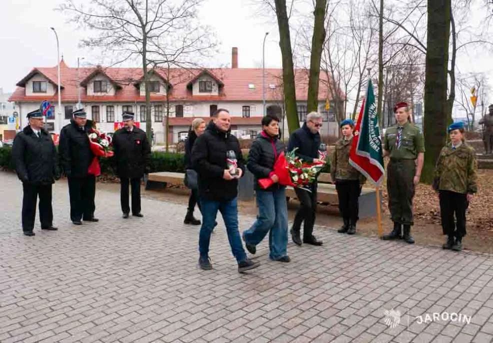 Kwiaty na rocznicę urodzin Zbigniewa hr. Ostroroga-Gorzeńskiego — zdjęcie 6 z 11