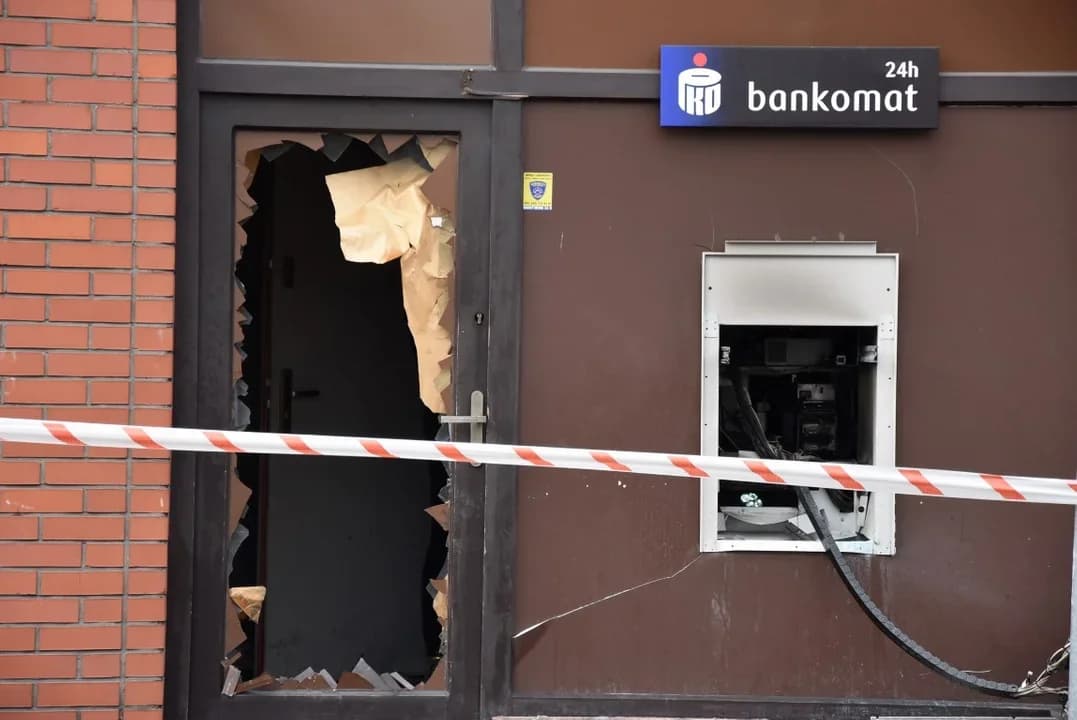 Do wysadzenia bankomatu w Zdunach doszło w kwietniu 2021 roku. — zdjęcie 4 z 12