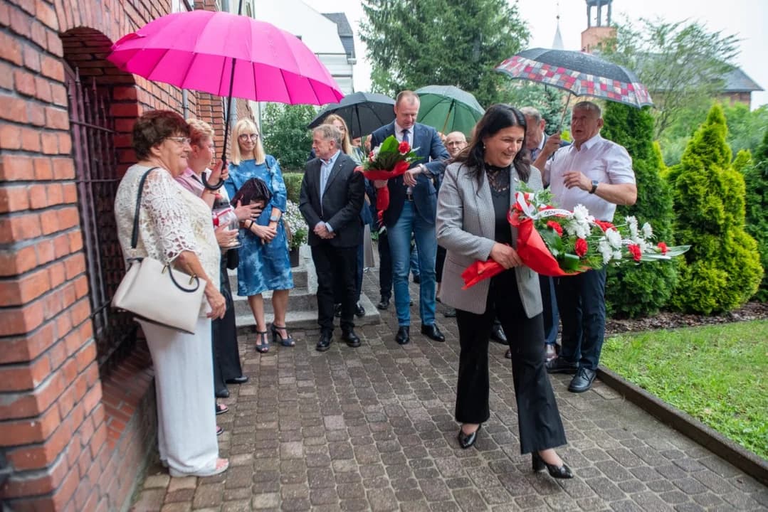 W Jarocinie uczczono symbolicznie godzinę W pod tablicą znajdującą się na ścianie Liceum Ogólnokształcącego — zdjęcie 1 z 13