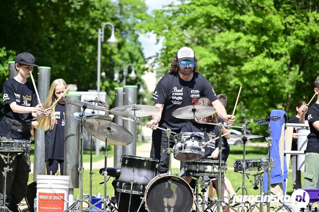 Koncert Parkowe Rytmy i Uderzenia w Jarocinie w wykonaniu uczniów klasy perkusji Marcina Rausza PSM w Jarocinie