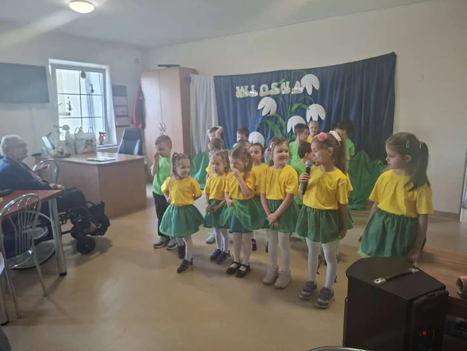 Wielkanocne przedstawienie przedszkolaków z „Poziomki” wywołało wiele radości i wzruszyło widzów [ZDJĘCIA]