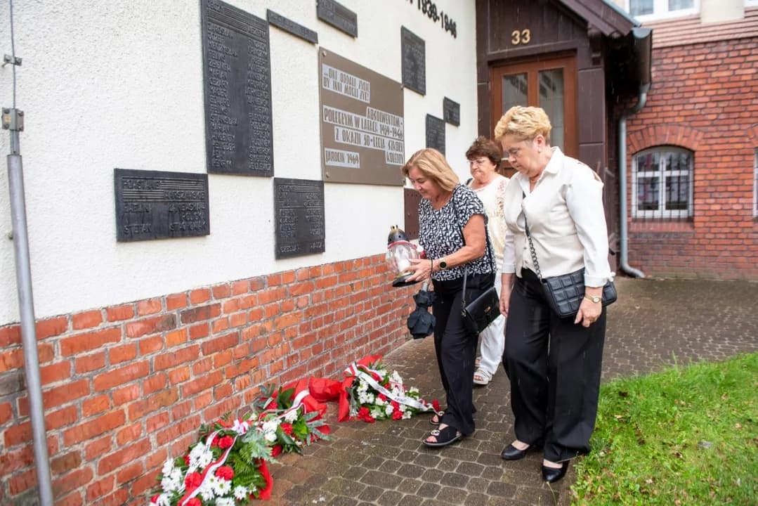 W Jarocinie uczczono symbolicznie godzinę W pod tablicą znajdującą się na ścianie Liceum Ogólnokształcącego — zdjęcie 6 z 13