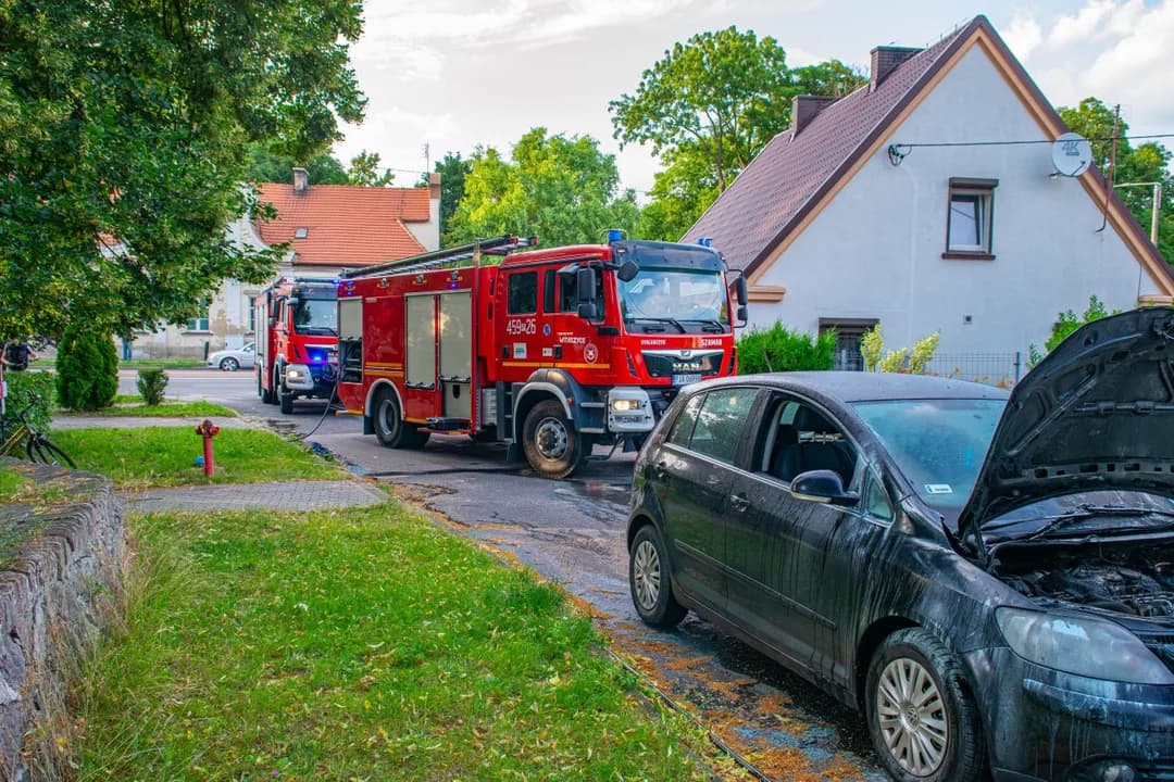 Pożar volkswagena. W aucie była kobieta z dziećmi — zdjęcie 2 z 11