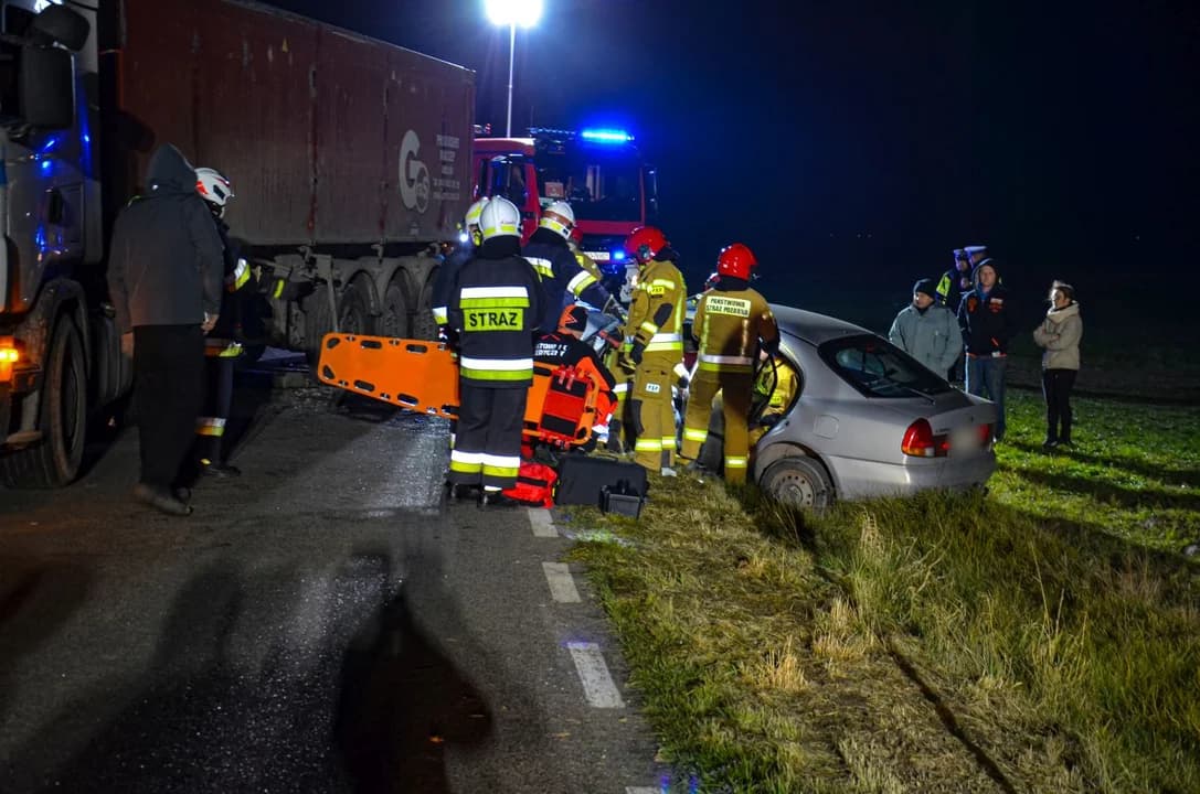 Wypadek na drodze Potarzyca-Siedlemin. Jedna osoba trafiła do szpitala [ZDJĘCIA]