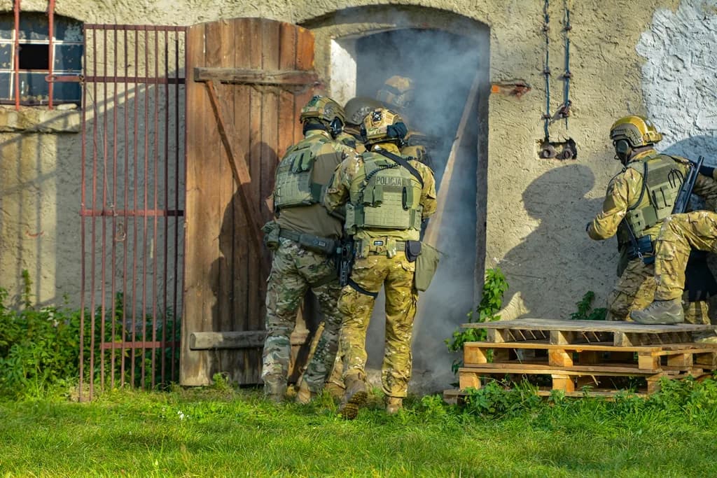 Katastrofa samolotu, uzbrojeni przestępcy i działania antyterrorystów - duże ćwiczenia policji i służb ratowniczych [ZDJĘCIA I FILM]