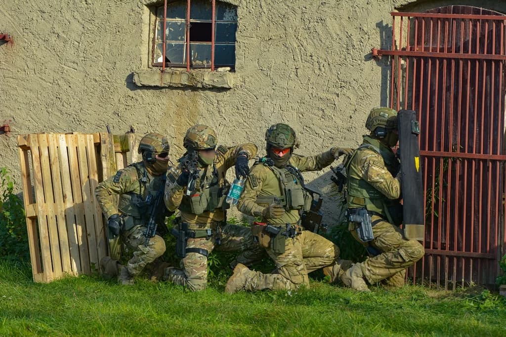 Katastrofa samolotu, uzbrojeni przestępcy i działania antyterrorystów - duże ćwiczenia policji i służb ratowniczych [ZDJĘCIA I FILM]