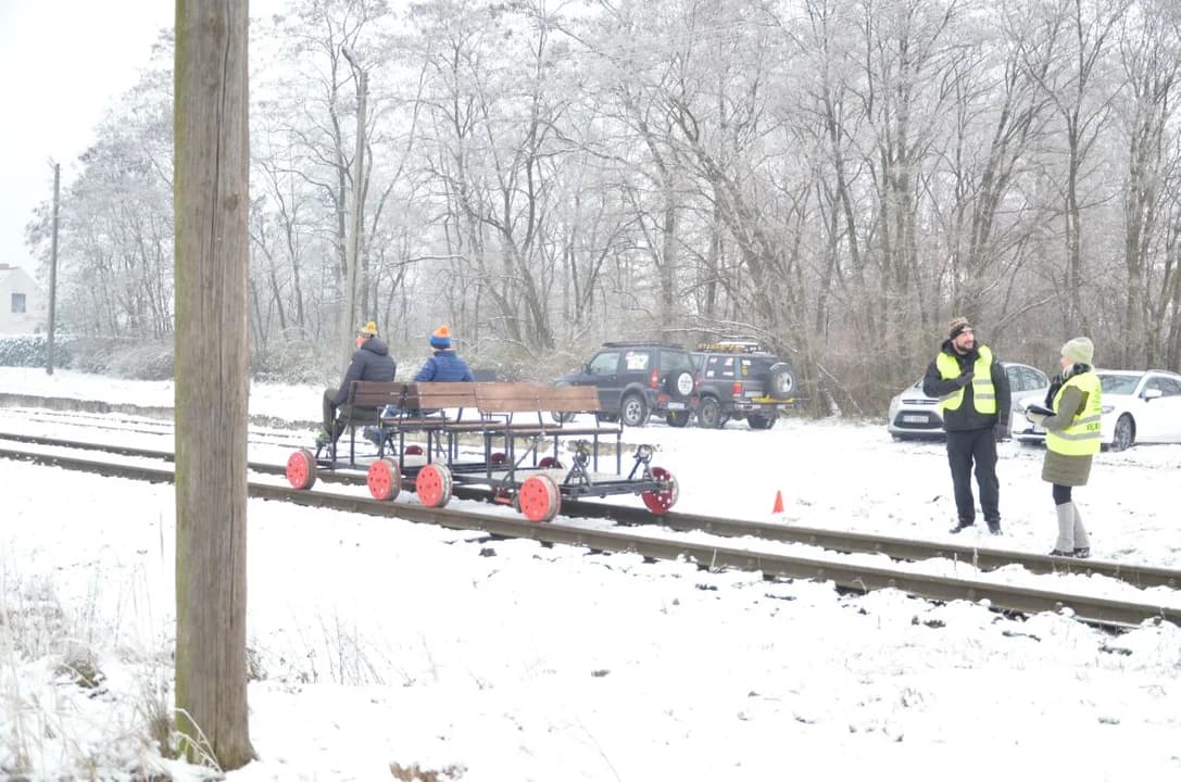 Rajd samochodów terenowych dla dzieci z Domu Dziecka w Górze
