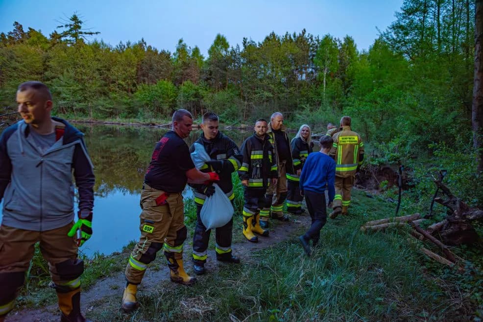 Przerwany zbiornik wodny pomiędzy Wilkowyją a Bachorzewem. Strażacy układali worki z piaskiem