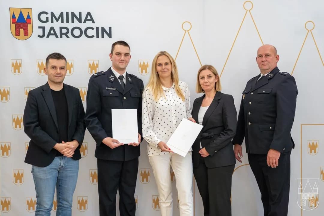W jarocińskim Ratuszu podpisana została umowa na dofinansowanie do samochodu dla OSP Radlin — zdjęcie 2 z 5