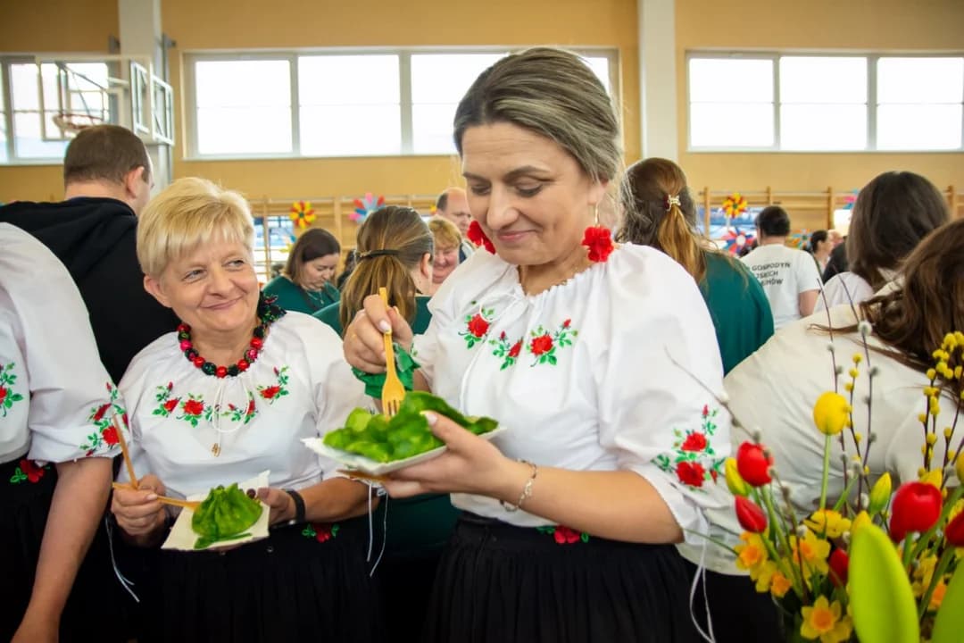 Wielkie tarcie chrzanu w Chrzanie. Przy tarkach stanęło blisko 100 KGW z całej Wielkopolski  [ZDJĘCIA, AKTUALIZACJA]