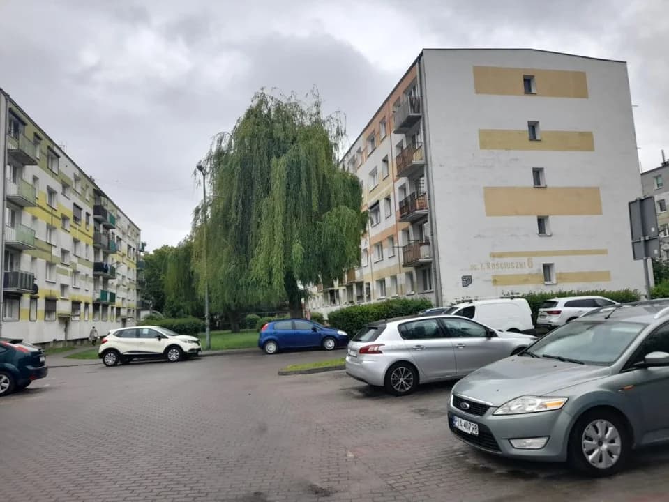 Łapała za klamki drzwi wejściowych na osiedlu w centrum Jarocina — zdjęcie 5 z 7