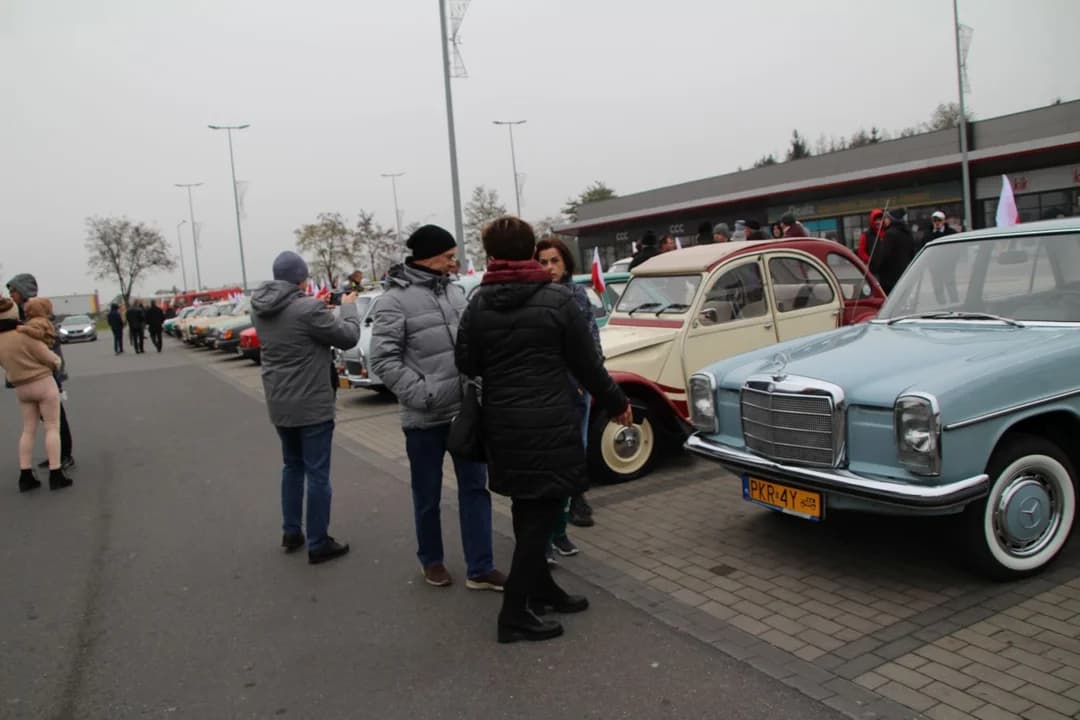 Parada zabytkowych pojazdów z okazji Święta Niepodległości w Jarocinie — zdjęcie 5 z 66