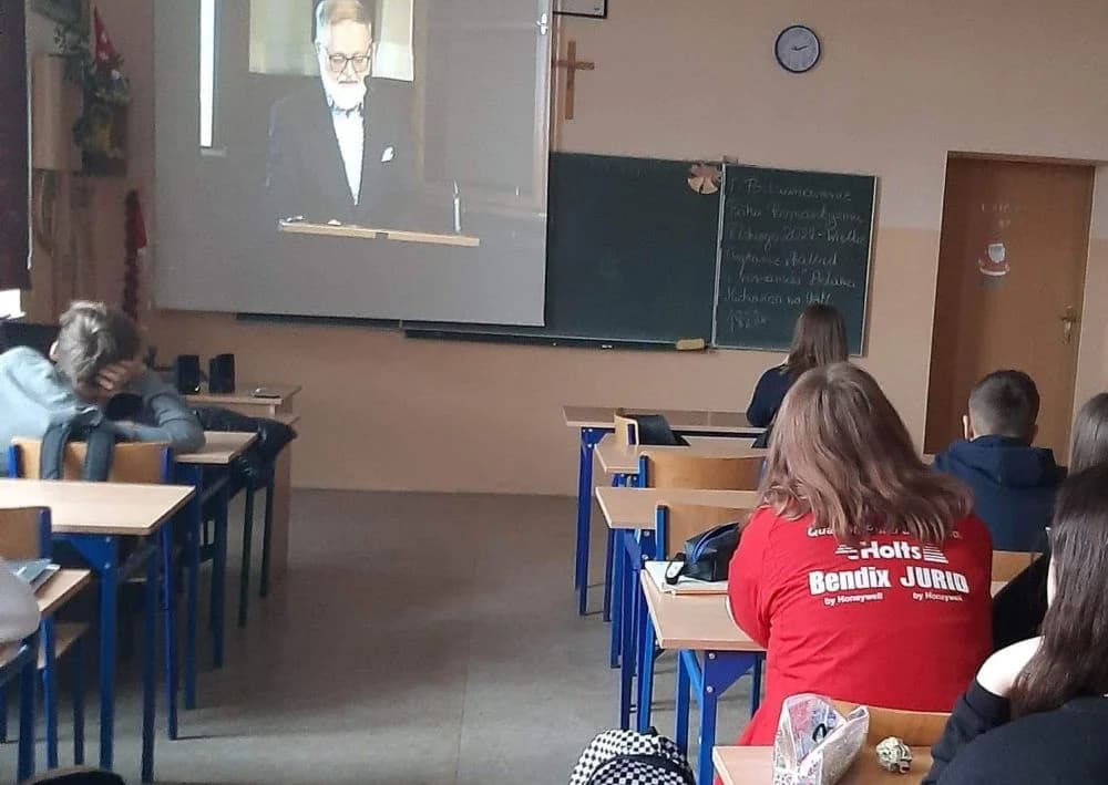 Czytali Mickiewicza i grali na łyżeczkach