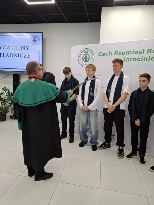 Starszy Cechu dokonał symbolicznego pasowania na czeladników.