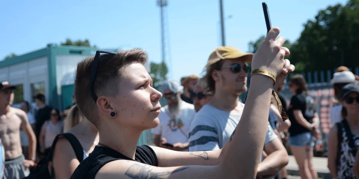 Pomimo małego opóźnienia, bramki zostały otwarte! Na rozpoczęcie drugiego dnia festiwalu, w kolejce przy ulicy Maratońskiej czekało bardzo wielu festiwalowiczów. No i już! Drugi dzień JF wystartował!
