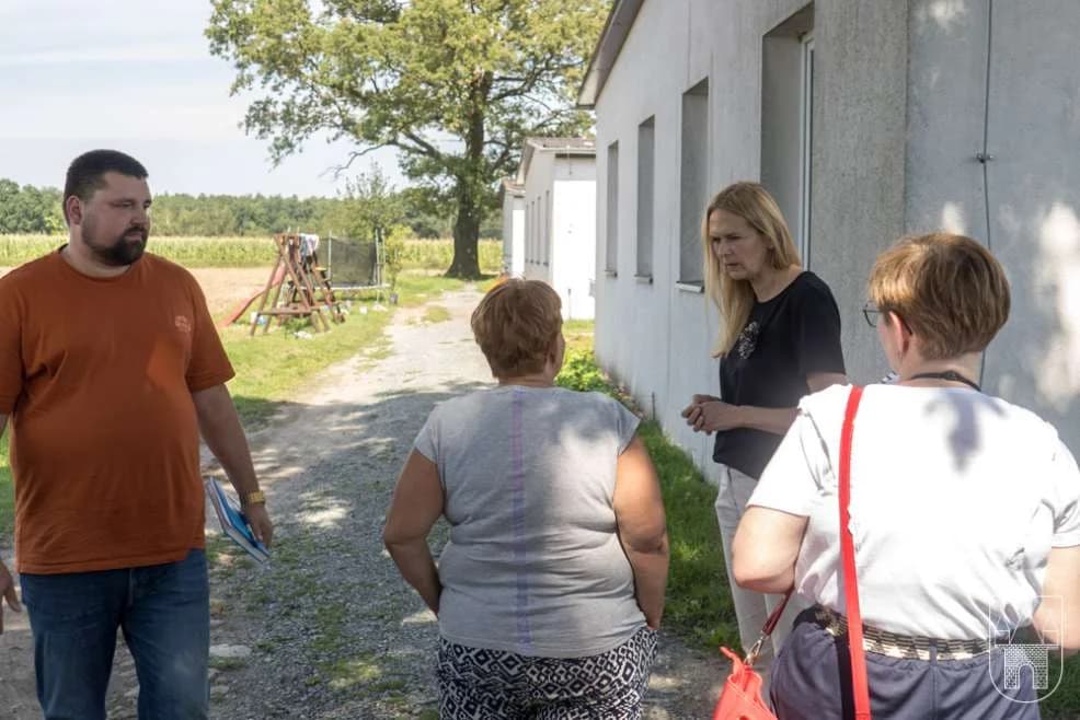 Burmistrz Jarocina odwiedziła mieszkania socjalne w Wilczyńcu i na Parowozowni — zdjęcie 2 z 15