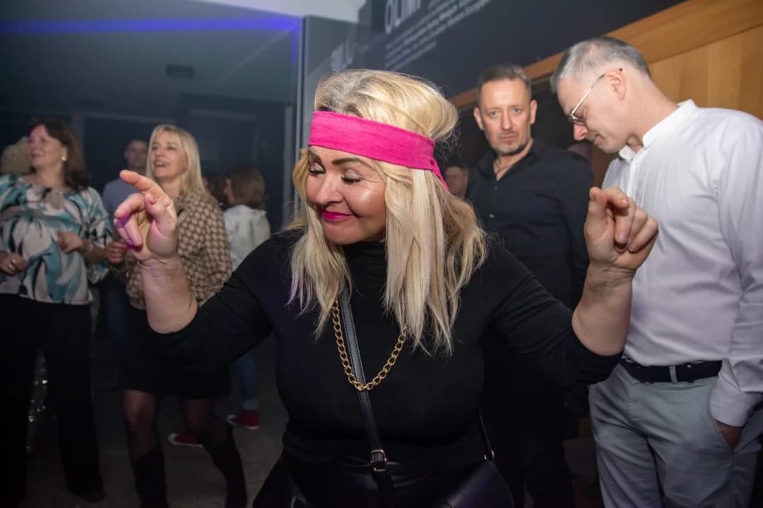 Po 35 latach znów zatańczyli w JOK-u. Tak wyglądała “Dyskoteka jak za dawnych lat” [ZDJĘCIA, AKTUALIZACJA] — zdjęcie 6 z 54