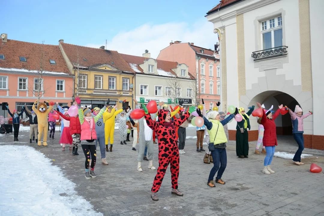 Mimo mrozu na rynku w Jarocinie zrobiło się dzisiaj gorąco. Ludzie wyszli z domów, aby swoją radością i energią pomóc Julce [ZDJECIA] — zdjęcie 5 z 54