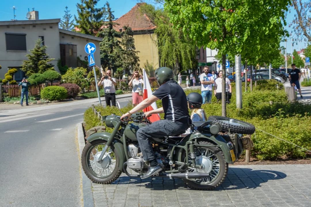 Biało-czerwona parada pojazdów zabytkowych przejechała ulicami Jarocina — zdjęcie 3 z 28