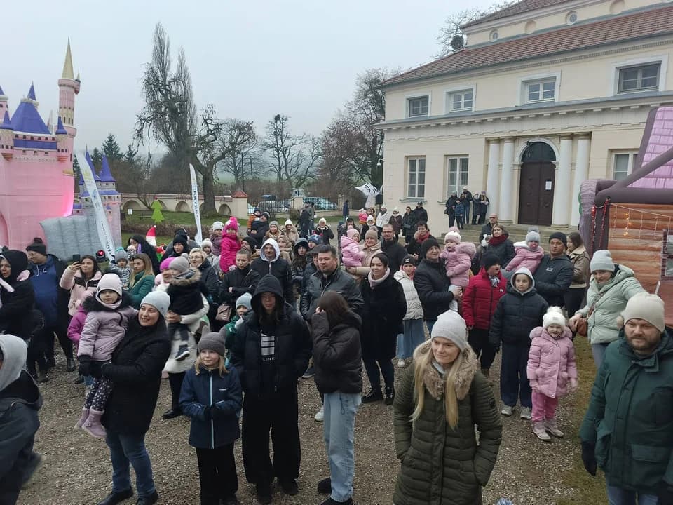 Tłumy na mikołajkach w muzeum w Śmiełowie. Na finał zaśpiewa Eleni [ZDJĘCIA] — zdjęcie 3 z 67