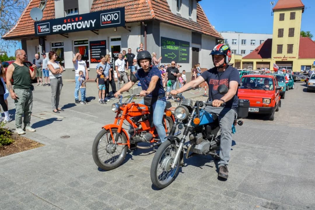 Biało-czerwona parada ulicami Jarocina. Uczestnicy z dumą prezentowali swoje zabytkowe pojazdy [ZDJĘCIA] — zdjęcie 6 z 28