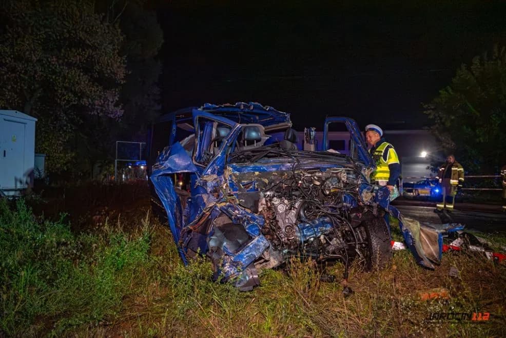 Zderzenie busa z pociągiem na przejeździe w Golinie. Kierowca zakleszczony w aucie [ZDJĘCIA, AKTUALIZACJA]