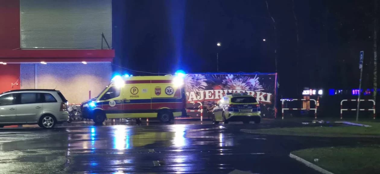 Pod marketem w Jarocinie interweniowało pogotowie i policja [ZDJĘCIA] — zdjęcie 3 z 4