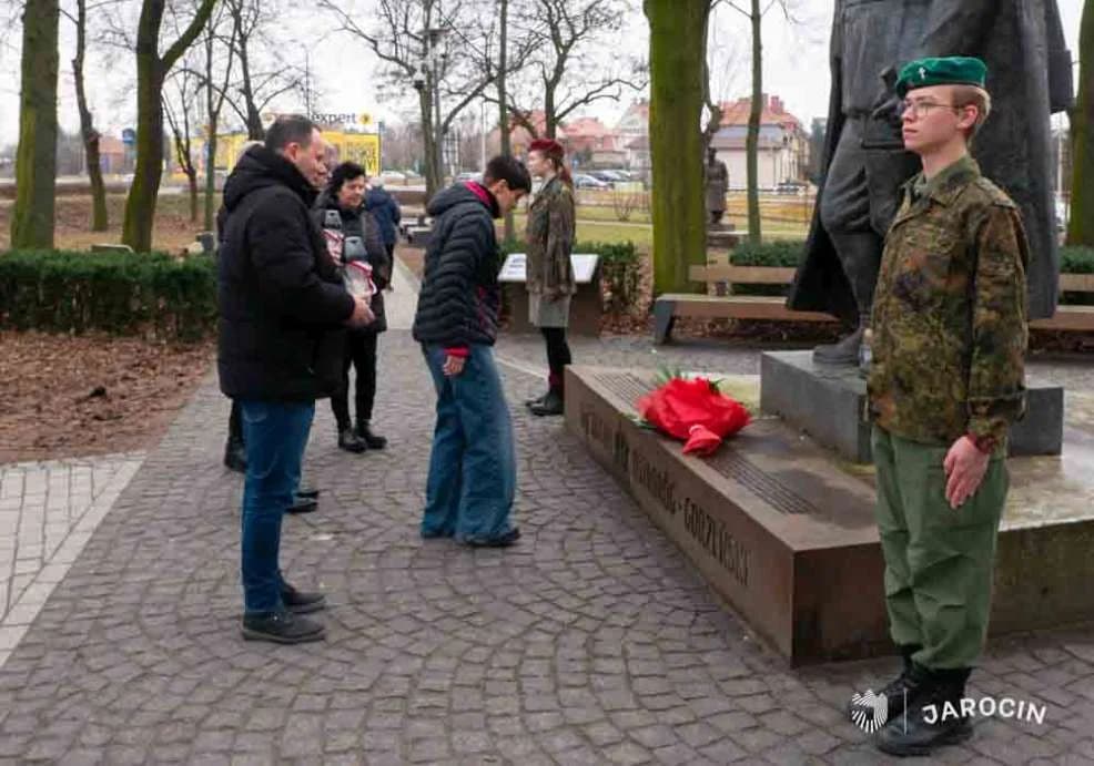 Urodzin Zbigniewa hr. Ostroroga-Gorzeńskiego okazją do złożenia kwiatów pod jego pomnikiem [ZDJĘCIA]