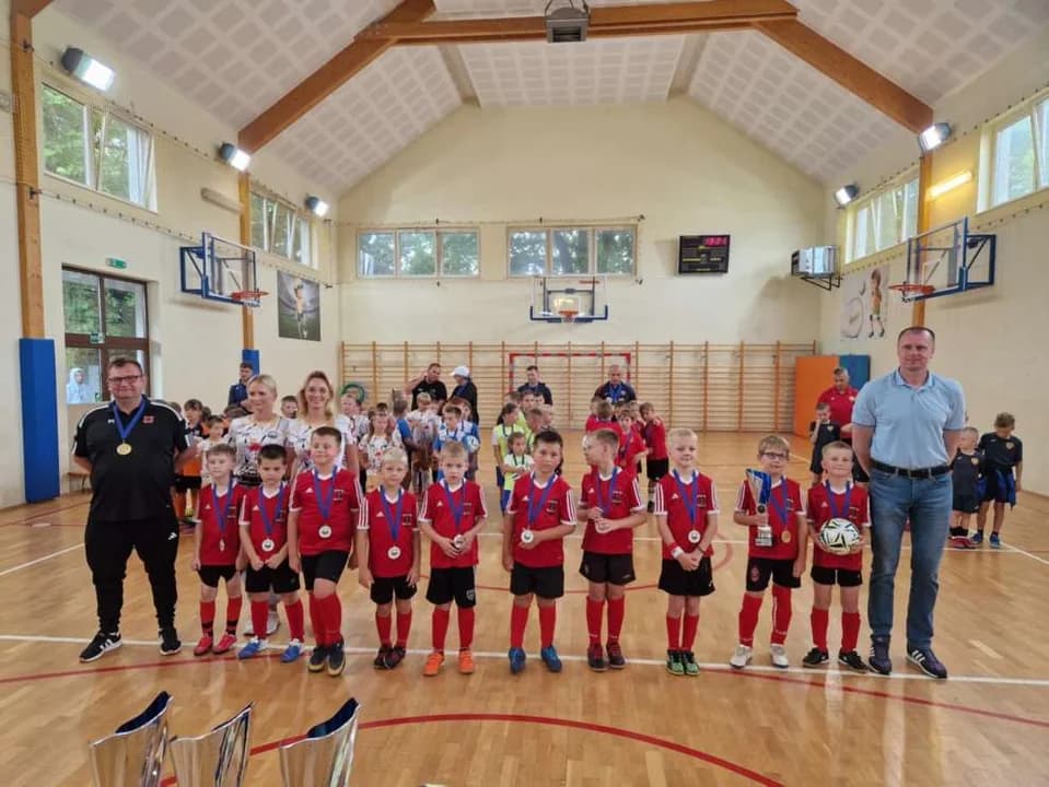 Sportowa rywalizacja i dobra zabawa towarzyszyły urodzinowemu turniejowi Essy Mieszków. Zobacz ZDJĘCIA — zdjęcie 6 z 10