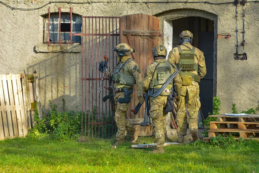 Katastrofa samolotu, uzbrojeni przestępcy i działania antyterrorystów - duże ćwiczenia policji i służb ratowniczych [ZDJĘCIA I FILM]