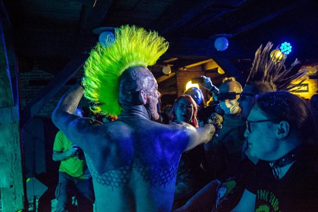 Punkowe show w jarocińskim Spichlerzu. Na scenie trzy zespoły [ZDJĘCIA]