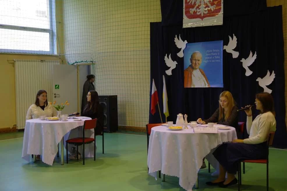 Młodzież ze szkoły w Tarcach pamiętała o rocznicy wyboru Karola Wojtyły na Stolicę Piotrową [ZDJĘCIA]