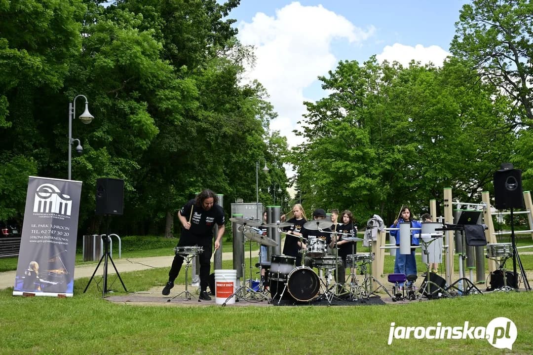 Koncert Parkowe Rytmy i Uderzenia w Jarocinie w wykonaniu uczniów klasy perkusji Marcina Rausza PSM w Jarocinie