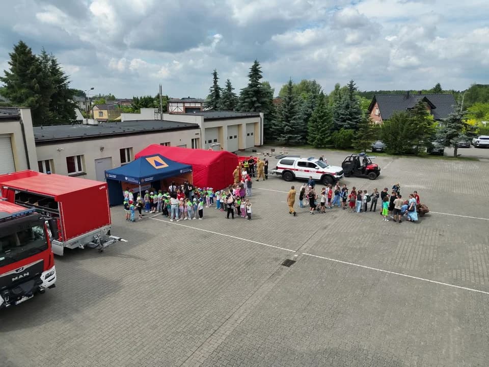 Wozami bojowymi podbili serca dzieci. Niezwykły piknik — zdjęcie 5 z 17