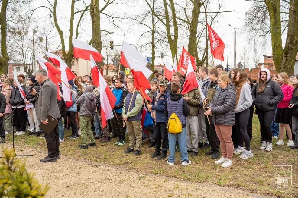 Uroczystości przed pomnikiem gen. Stanisława Taczaka w Mieszkowie — zdjęcie 5 z 30