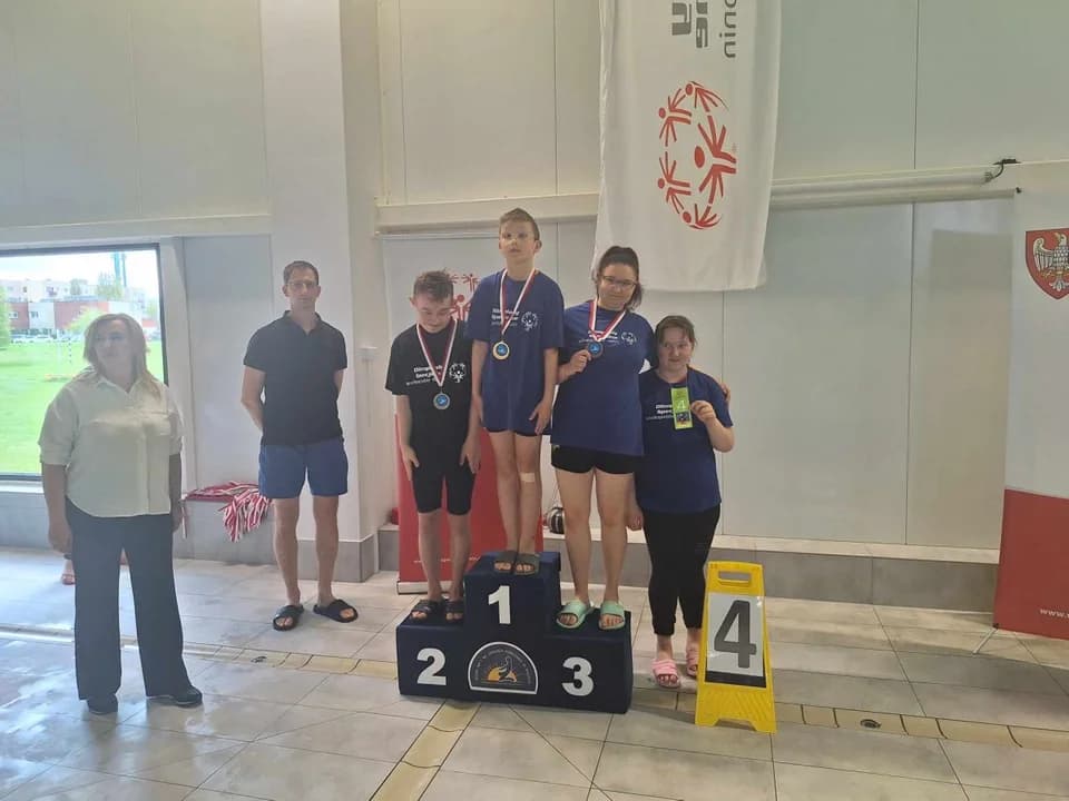 Jarocińscy uczniowie na mityngu pływackim olimpiad specjalnych