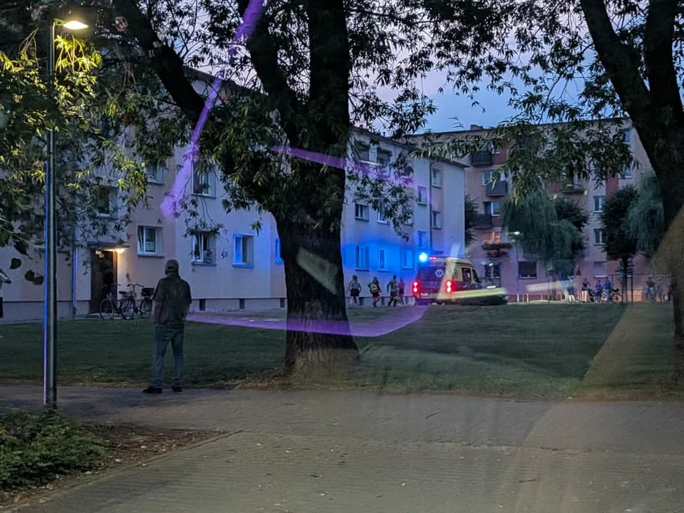 Zgłoszenie o niebezpiecznym zdarzeniu wpłynęło do służb ratunkowych około godziny 21:00. Na ulicę Świętego Ducha skierowano policję, Zespół Ratownictwa Medycznego oraz straż pożarną.