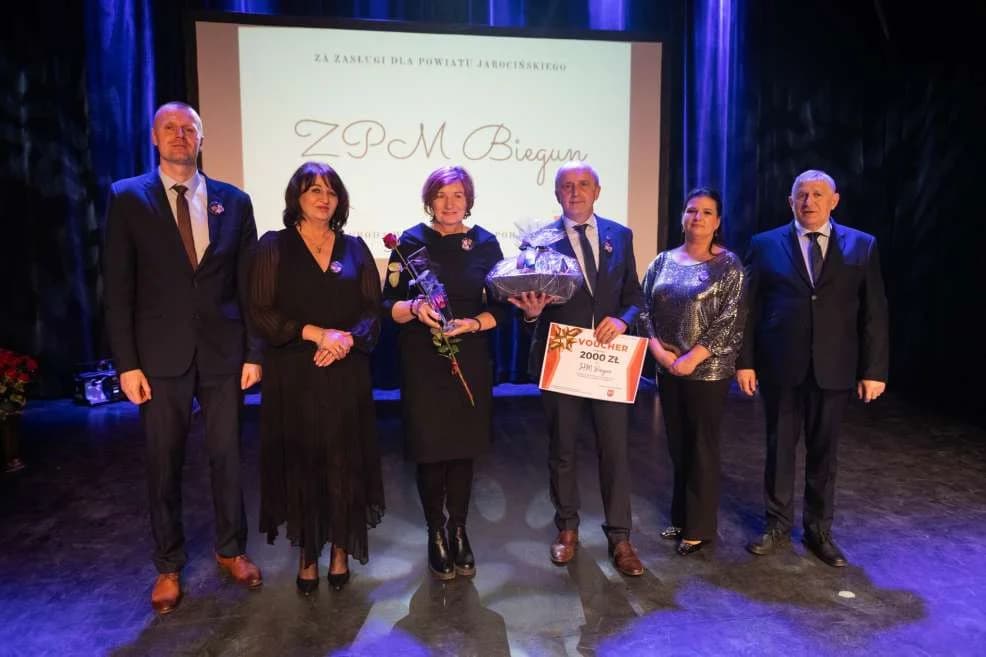 Uroczysta gala z okazji 25-lecia powiatu jarocińskiego. Uhonorowano zasłużonych i nagrodzono sportowców [ZDJĘCIA] — zdjęcie 2 z 27