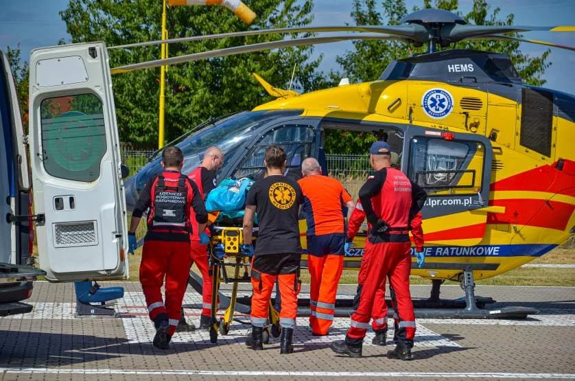 Wybuch w piwnicy na osiedlu w Jarocinie. Ciężko poparzeni mężczyźni przewiezieni śmigłowcami do szpitali [ZDJĘCIA]
