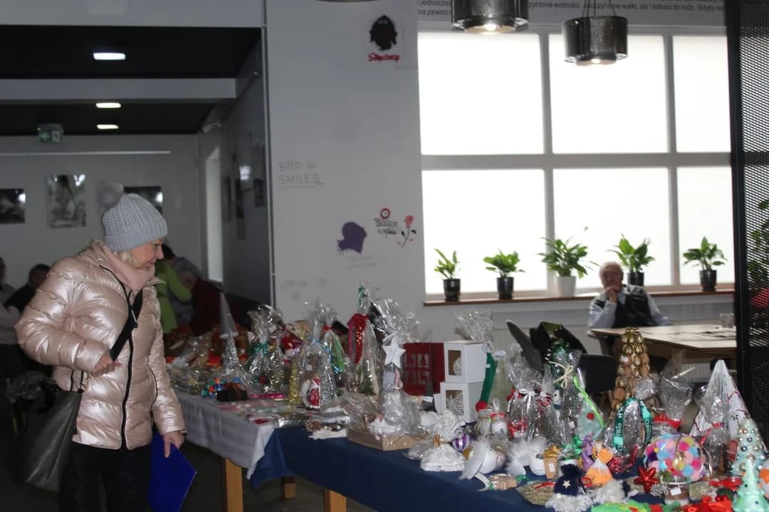 Szkoła Podstawowa nr 3 w Jarocinie wprowadziła świąteczny klimat do JOK-u [ZDJĘCIA, WIDEO] — zdjęcie 2 z 84
