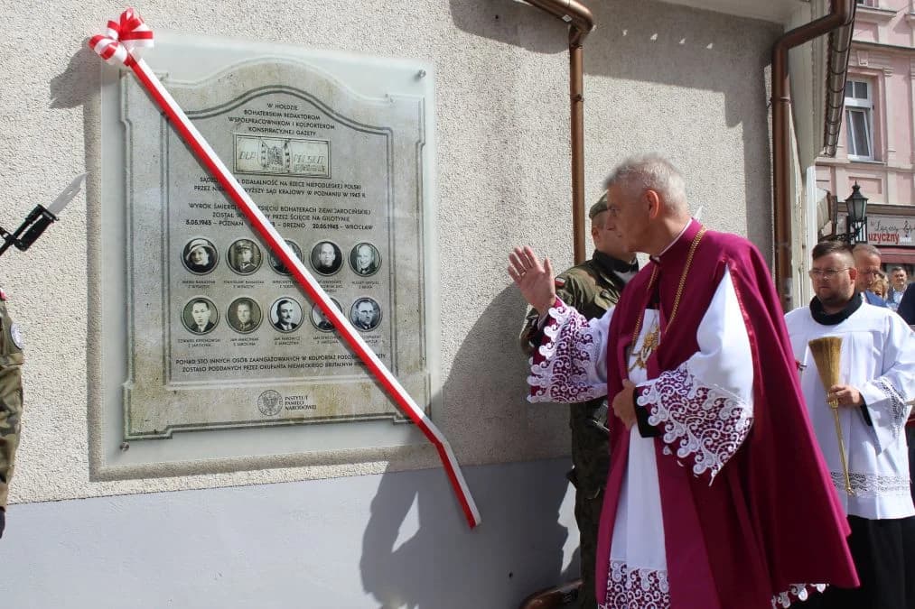 Zginęli z powodu gazety "Dla Ciebie, Polsko". Teraz mają swoją tablicę w Jarocinie [ZDJĘCIA]