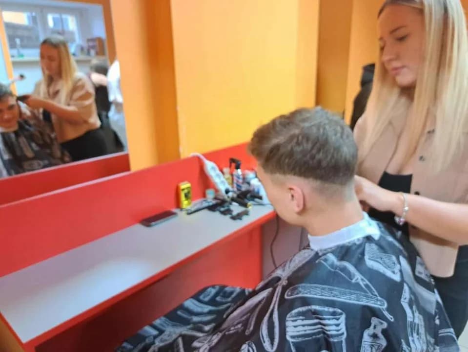 Dzień Chłopaka w pracowni fryzjerskiej ZSP nr 2 w Jarocinie — zdjęcie 4 z 10